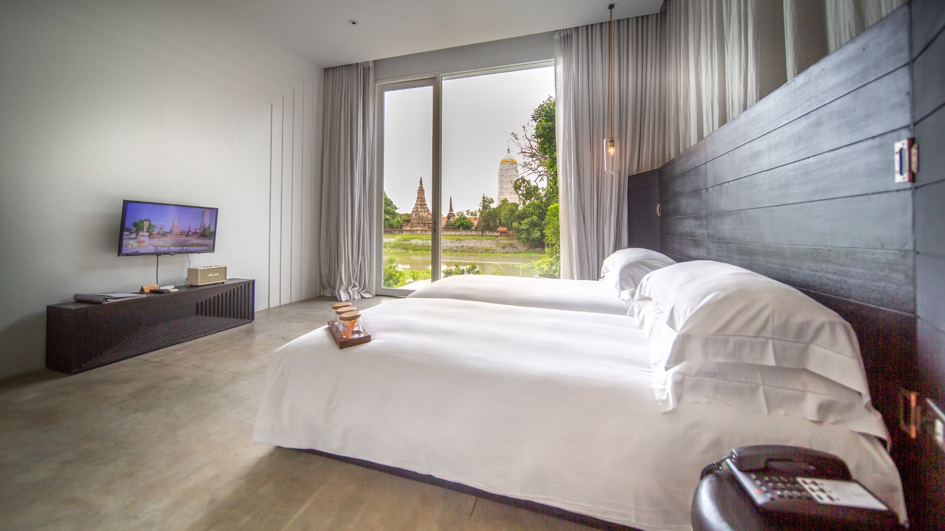 ห้องทูเบดรูม ดูเพล็กซ์ ริเวอร์วิว สวีท ที่พักครอบครัวอยุธยา ห้องกว้างขวางพร้อมระเบียง